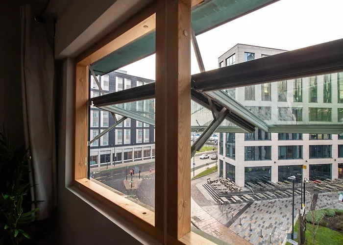 2 Bed Leeds Train Station Apartment City View