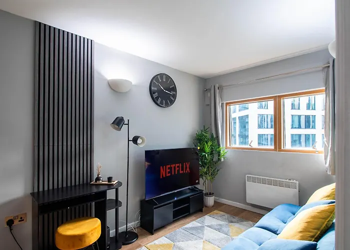 2 Bed Leeds Train Station Apartment City View